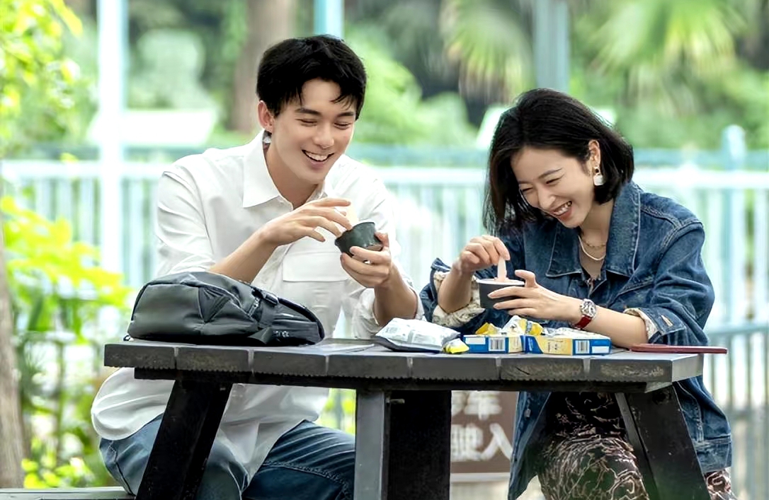 解析姐弟恋：打破偏见，洞察情感真谛