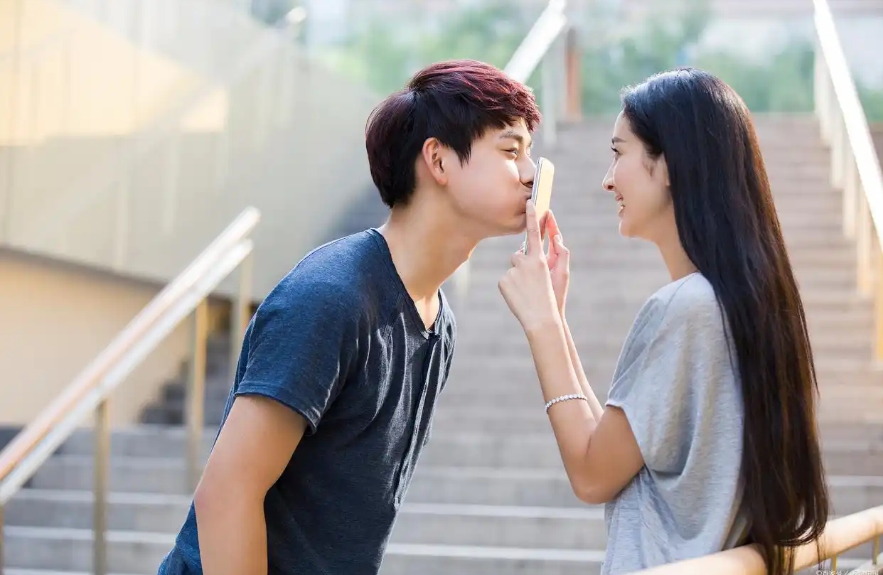 男人假装爱你的5个信号，你中招了
吗?