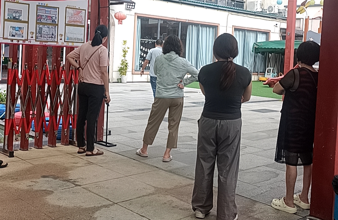青春期孩子太黏妈妈怎么办？