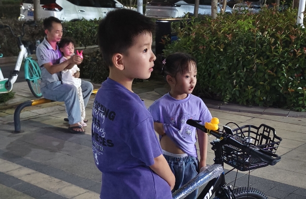 小孩6岁，老依恋你怎么办？