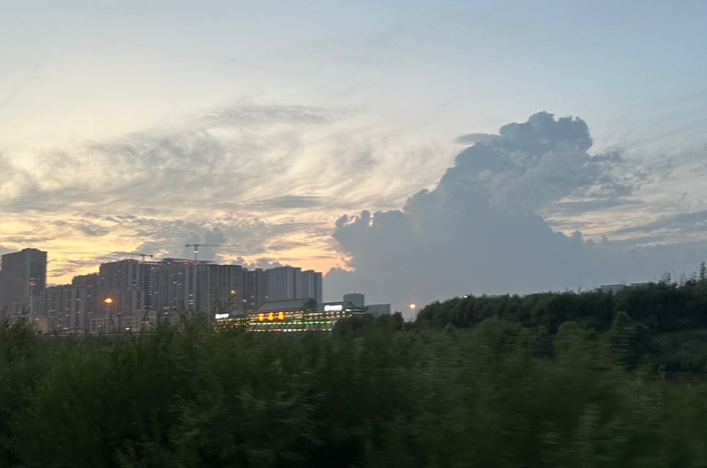 青少年叛逆期的心理机制与行为表现