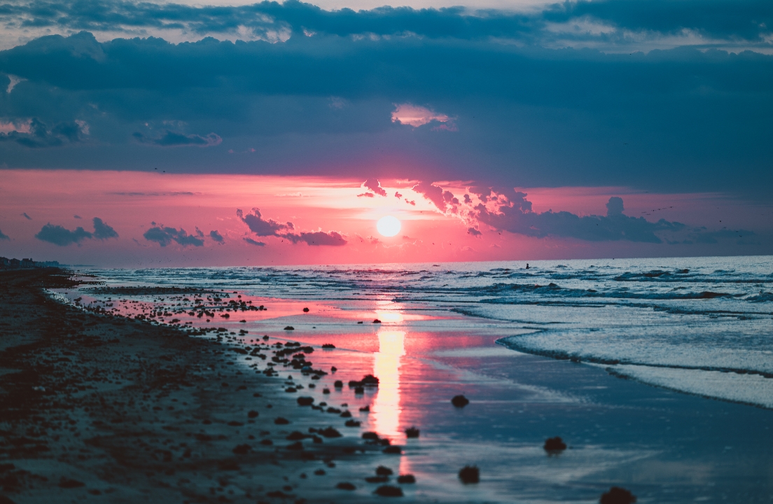 人们通过炫耀和指导他人展现优越感的心理动机是怎样的呢？