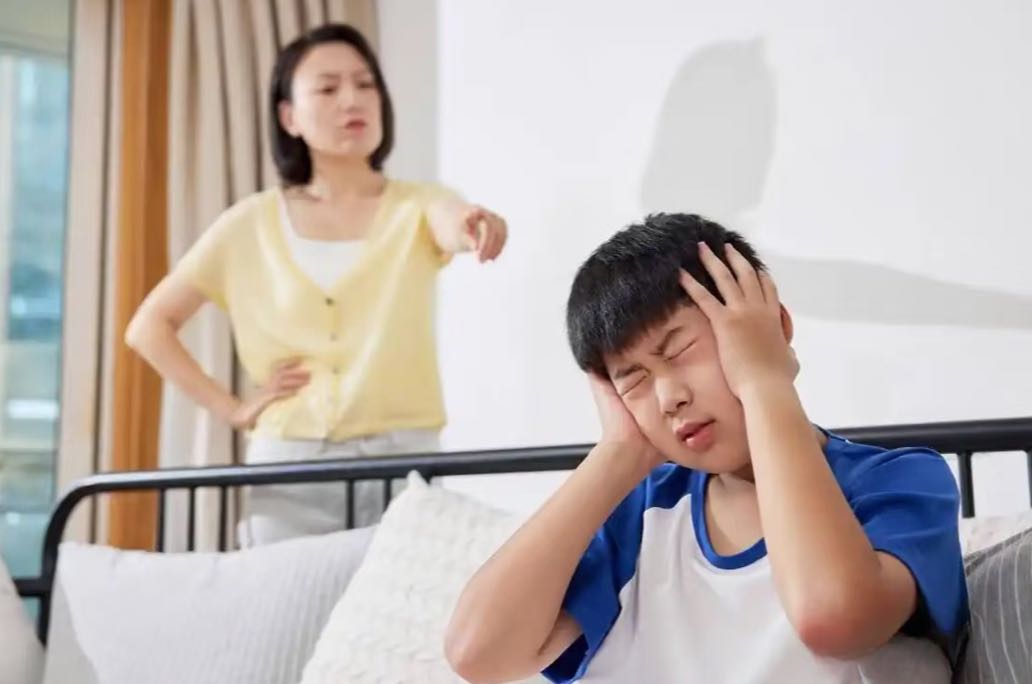 当青春期撞上更年期：一场家庭风暴中的爱与修行