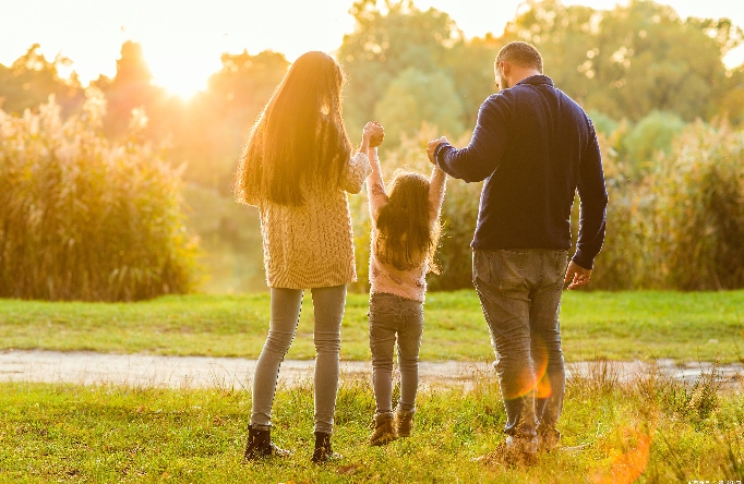 原生家庭的隐性枷锁：代际传递中的自我迷失与破局之道
