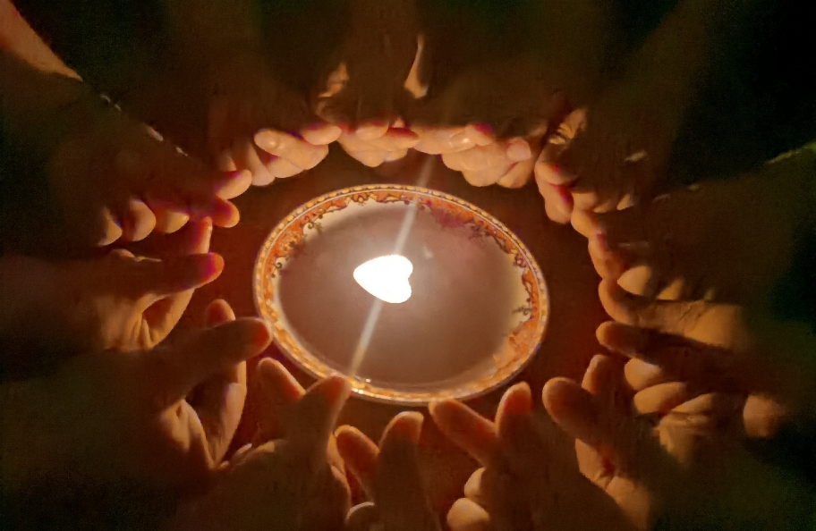 爱是：先完整自己，再拥抱彼此