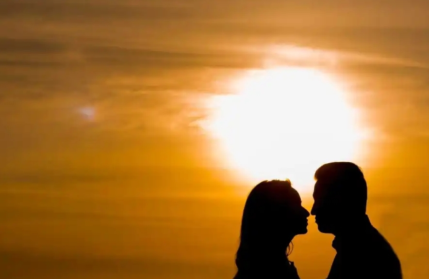 心理学上有一个词叫：反比定律，让一个人长久爱你且离不开你