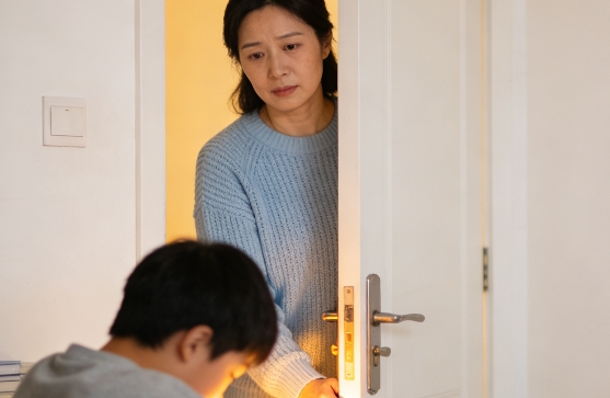 《孩子一回家就关房门？别慌，这三步帮你重新敲开他的心门》