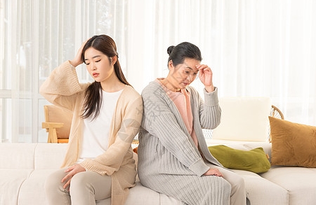 原生家庭里，没有谁对谁错，只是两代人活在不同世界