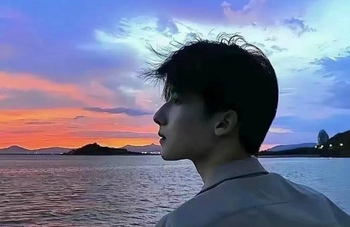 初次见面时，如何自然得体地自我介绍？