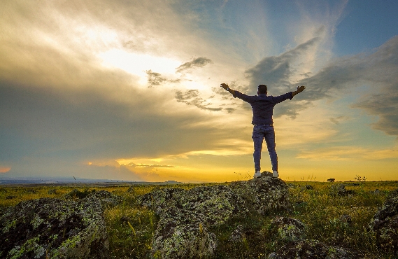 《失恋后，与自己和解：用日常微光，拼回生活的完整》